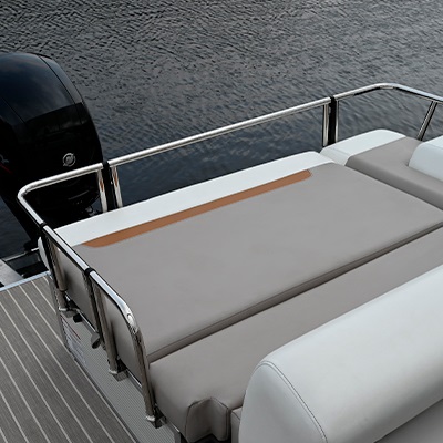 Optional safety railing on the rear seat