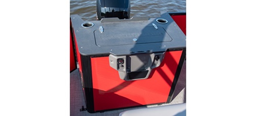 Stern fishing station with an integrated livewell