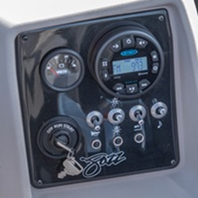 Ensemble Concert offert en option, incluant les contrôles pour radio Jensen, klaxon, lumières d'accostage et prise USB