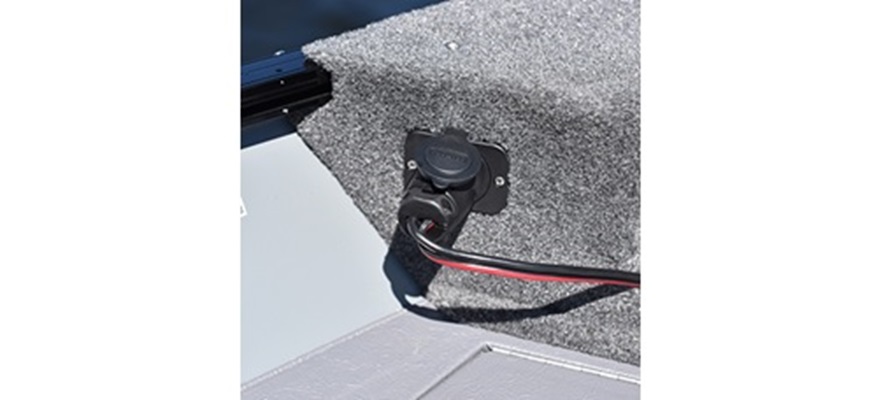 Prise permettant la connexion d'un moteur électrique dans la proue du bateau, offert en option