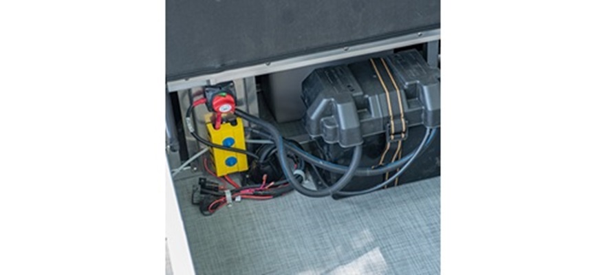 Rangement pour batterie et coupe-batterie optionnel démontré