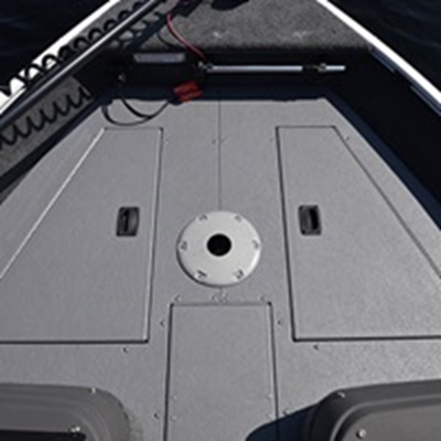 Plate-forme de pêche surélevée à l'avant avec grands compartiments de rangement