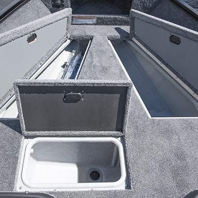 Compartiments de rangement dans la plate-forme avant et vivier électrique oxygéné de 61 L/16 gal. U.S.