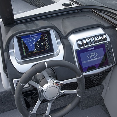 Console conducteur (montrée avec l'écran multifonctions Simrad NSS EVO 3 optionnel - écran de droite)