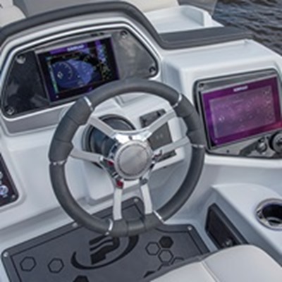 Console conducteur avec écran tactile multifonctions SIMRAD Go7 démontrée avec système audio haute performance optionnel