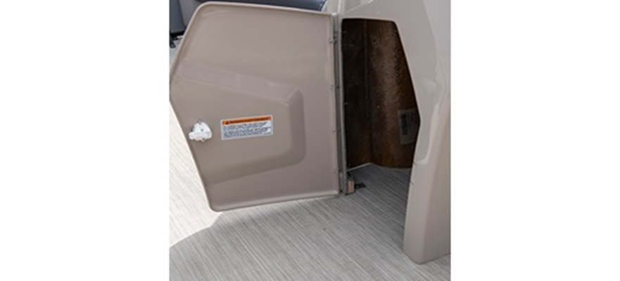 Porte de rangement dans la console