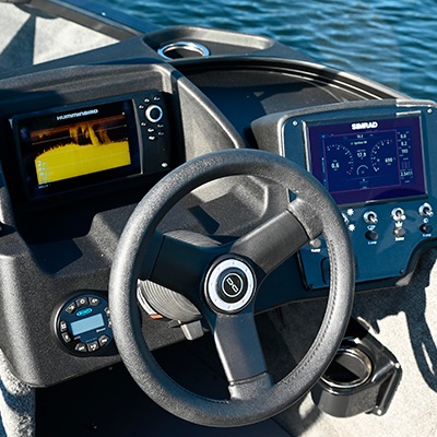 Console conducteur (montrée avec les écrans multifonctions optionnels Hélix 7 et Simrad Go 7)
