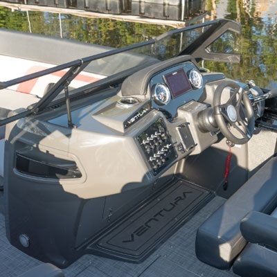 Console conducteur avec écran multifonctions Simrad Go7 optionnel