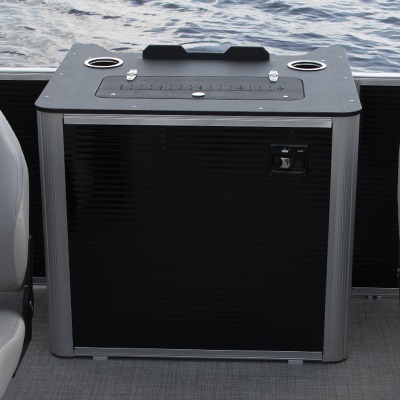 Station de pêche arrière incluant vivier électrique oxygéné, règle à poisson et porte-verres