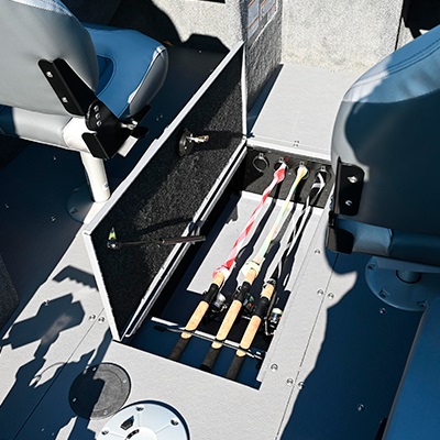Rangement verrouillable pour 4 cannes à pêche dans le plancher
