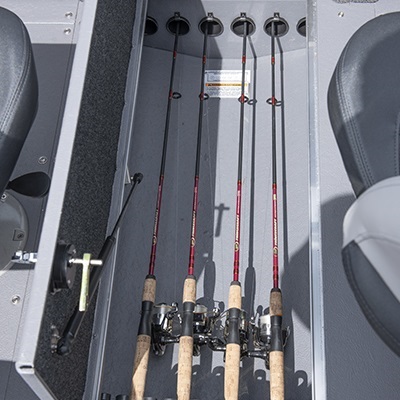 Rangement verrouillable pour 6 cannes à pêche dans le plancher