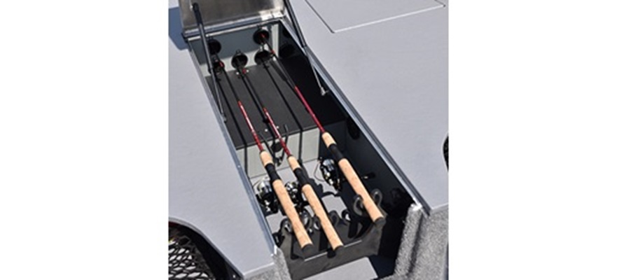 Rangement pour avec tubes pour cannes à pêche dans la plate-forme de pêche à l'avant