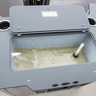 Station de pêche arrière incluant vivier électrique oxygéné de 26 po